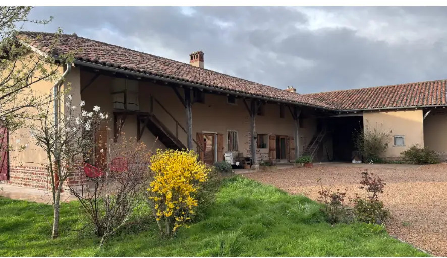 La façade de la ferme Les Prés Clémenciat et sa cour
